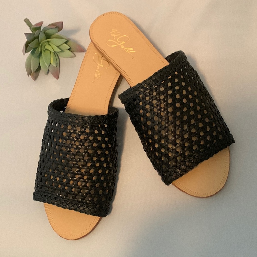42 Gold women Begonia woven leather open toe sandals in black NWT